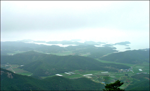 유영봉에 올라 바라본 고흥의 바다. 구름 때문인지 바다의 모습을 이곳에서만 볼 수 있었다. 